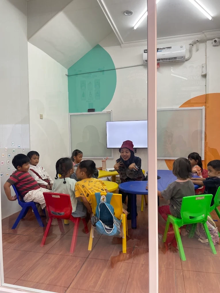 Kegiatan Belajar Bahasa Inggris di Mr.BOB Juniors